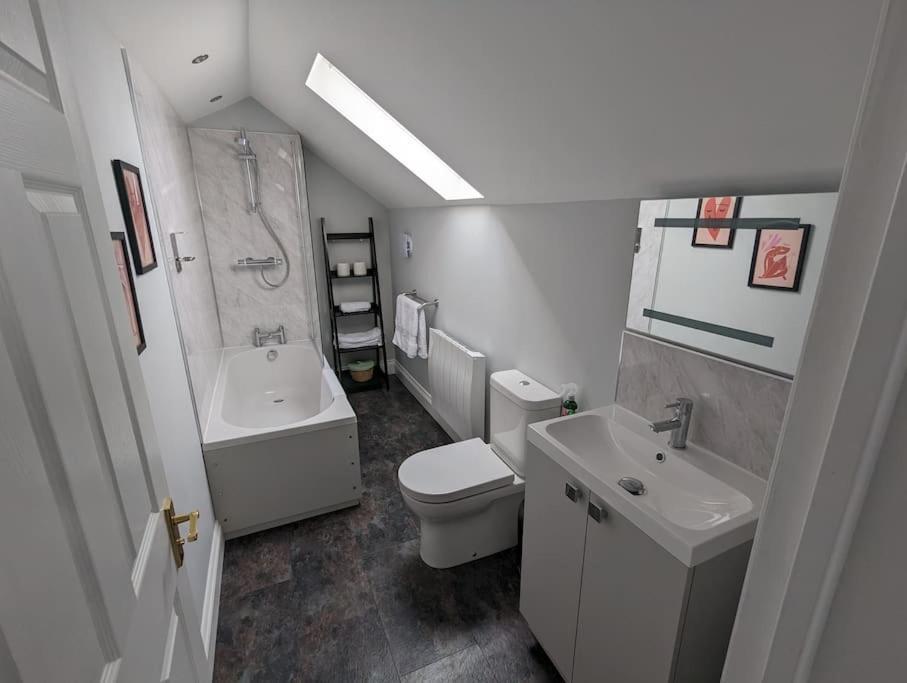 31 High Street - Modern & Stylish 2-Bed Apartment - Inc Parking Husbands Bosworth Exteriör bild